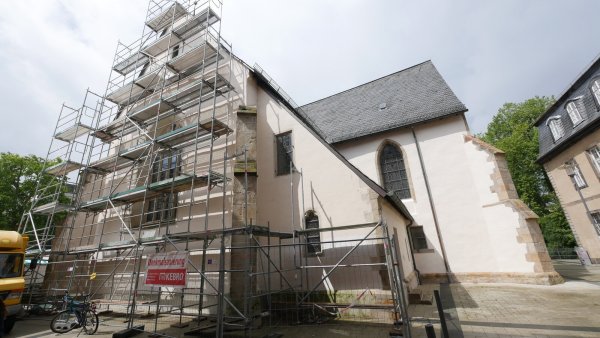 Rechts ist die gerade fertig gestellte Nordfassade der Erlöserkirche am Markt zu sehen. Sie ist mit einem Z beschmiert worden. Links gehen die Malerarbeiten an der Ostfassade weiter. - © Jost Wolf