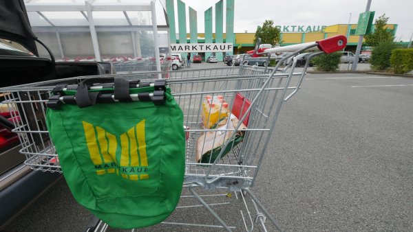 Besonders treue Marktkauf-Kunden erkennt man an ihrem Marktkauf-Einkaufsbeutel. - © Jost Wolf