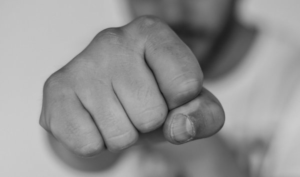 Brtuale Attacke auf zwei junge Frauen in Bielefeld. - © Pixabay
