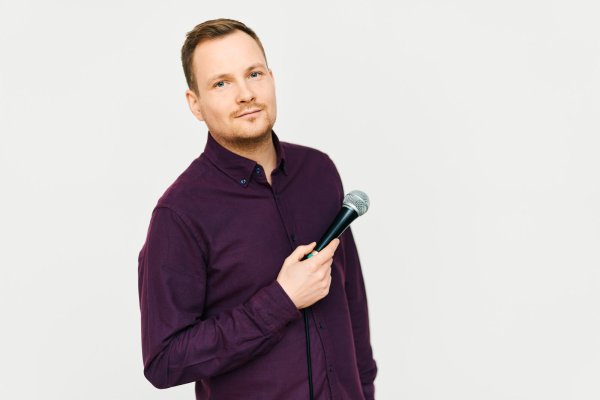 Jakob Schwertfeger verwandelt die Bühne des Weserrenaissance-Museums Schloss Brake in seine persönliche Leinwand und präsentiert „Comedy wie gemalt". - © Marvin Ruppert