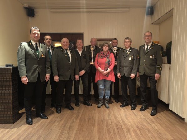 Führen den Schützenverein: Daniel Vorschepoth, Gerhard Plogstert, Friedrich-Wilhelm Oetting, Ralf Homann, Fritz Mühlenbernd, Gudrun Möller, Jan Borchardt, Andreas Rubart und Peter Wendt (von links). - © Schützenverein Großenmarpe-Erdbruch
