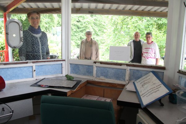 Bettina Kreckel (Kassendienst) und Peter Radszuweit (Vorsitzender), sowie Karl und Ulla Schwarz (von links) suchen dringend Freiwillige, die im Kassenhäuschen des Waldfreibades in Bad Meinberg Eintrittskarten verkaufen. - © Dieter Asbrock