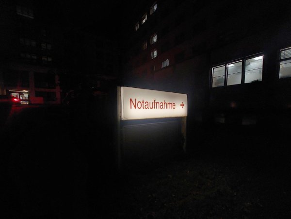 An einem dunklen Dezemberabend im Jahr 2019 lassen Eltern ihr krankes Kind mit dem Rettungswagen in die Notaufnahme bringen. Dass die Zwölfjährige wenige Stunden später tot ist, hinterlässt bei allen Beteiligten Fassungslosigkeit. Haben sich der behandelnde Arzt und das Pflegepersonal mitschuldig gemacht? Das versucht das Amtsgericht gerade herauszufinden. - © Janet König