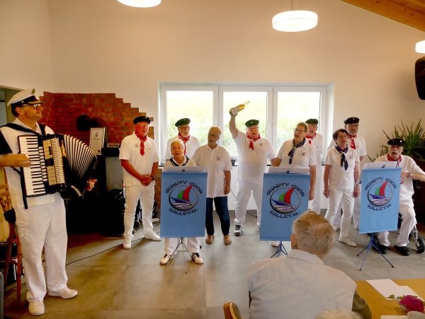 Der Shantychor Kalletal besingt die Buddel voll Rum, die Alfred Arndt schwingt. - © Rudi Rudolph
