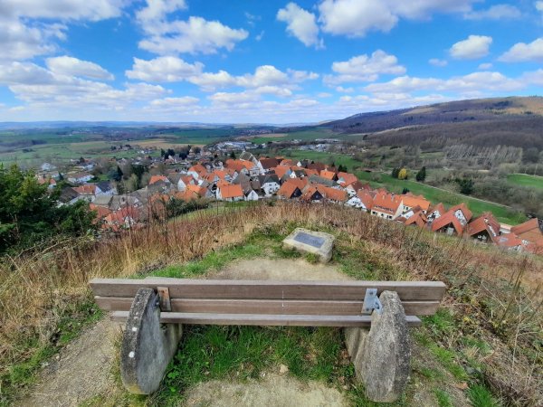 Der „Grafenblick" am Westhang unterhalb der Burg bietet einen Fernblick über Schwalenberg. Die malerische Kulisse lädt Einheimische und Touristen zum Verweilen ein. - © Michaela Weiße