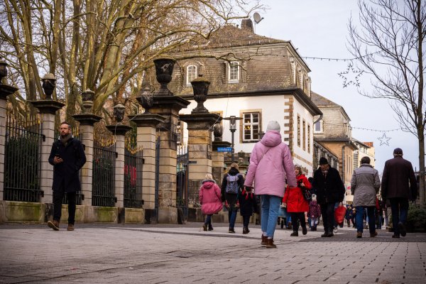 Der Standortwechsel des Weihnachtsmarktes hatte nach Ansicht der Einzelhändler kaum negative Auswirkungen auf das Kundenaufkommen in der Langen Straße. - © Raphael Bartling