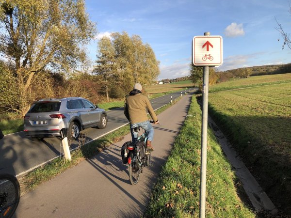 Auch der Radweg an der Bad Meinberger Straße liegt an einer Kreisstraße. Er wird alle fünf Jahre kontrolliert, demnächst per High-Tech-E-Scooter. - © Martin Hostert