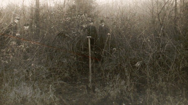 An der Fundstelle der Knochenreste im "Kaninchenbusch" bei Holzhausen im Dezember 1942 - aus einer Lichtbildmappe der Kriminalpolizei. - © Unbekannt/Ermittlungsakte Staatsanwaltschaft Detmold
