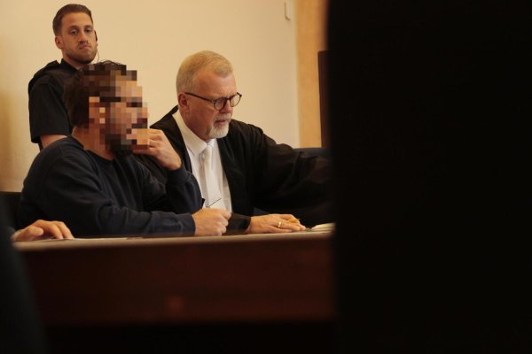 Der wegen eines schweren Raubüberfalls angeklagte Salzufler (44) ist in der Hauptverhandlung geständig. Sein Veteidiger Johannes Salmen aus Lage gibt zu Prozessbeginn eine Erklärung für ihn ab. - © Janet König