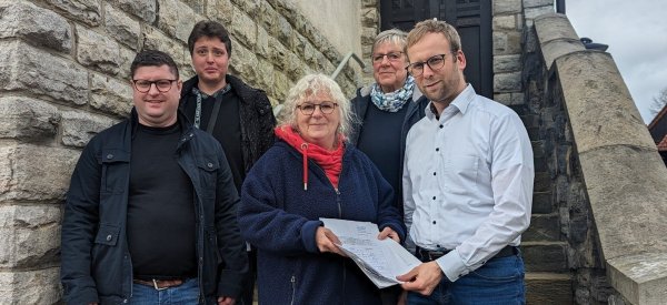 Übergabe der Unterschriften (von links): Oliver Steiner, Julia Tischler, Uta Sperling, Edelgart Dietrich und Borris Ortmeier. - © VDK