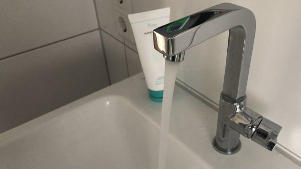 Die Stadtwerke Bad Salzuflen empfehlen, Wasser im üblichen Rahmen zu verbrauchen, damit das Leitungssystem vollständig durchspült wird. - © Sven Kienscherf