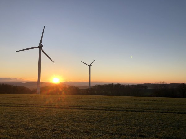 Energie aus Windrädern ist nachhaltig - aber vor allem bei den Anwohnern nicht immer beliebt. - © Archivfoto: Till Brand