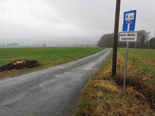 "Freie Fahrt für freie Bürger" - getreu diesem selbst gewählten Motto wurden die Absperrbalken am Laubhüttenweg ausgehebelt und die Löcher mit Beton verfüllt. - © Sylvia Frevert