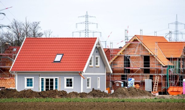 In NRW gibt es seit Jahren Diskussionen um die Grunderwerbsteuer, die beim Erwerb von Eigentum anfällt. - © Dpa