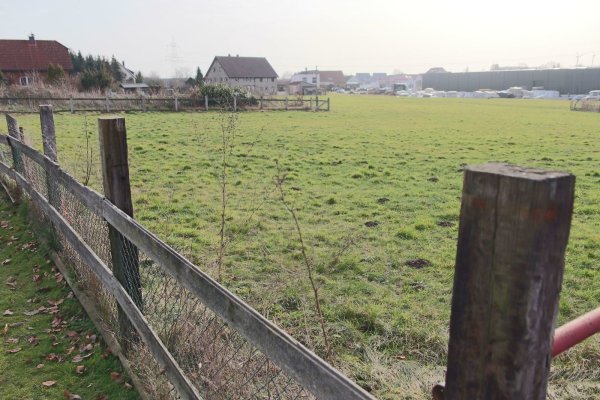 Unweit des Ortskerns von Leopoldshöhe könnten auf dieser freien Fläche vier Mehrfamilienhäuser entstehen.  - © Knut Dinter