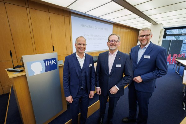 Sebastian Göbel, Christian Harras-Wolff und Götz Dörmann diskutierten über die Zukunft des Wirtschaftsstandorts Deutschland. - © Oliver Krato