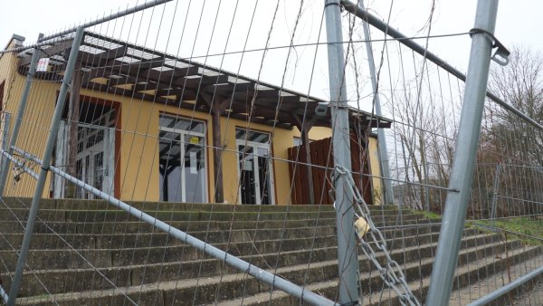 Das Vereinsheim des TuS Leopoldshöhe wurde vor zwei Jahren noch mit einem Zaun geschützt, weil es auch dort immer wieder zu Vandalismusvorfällen gekommen war. - © Birgit Guhlke/Neue Westfälische