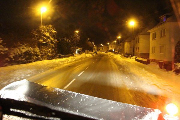 Frühmorgens sind die Mitarbeiter des Bauhofs auf den Räumfahrzeugen unterwegs, um die Straßen von Schnee zu befreien. Nicht immer ganz einfach, wenn geparkte Autos die Fahrbahn verengen. Und ab und an muss der Winterdienst auch mal einen festgefahrenen Lkw befreien. - © Astrid Sewing