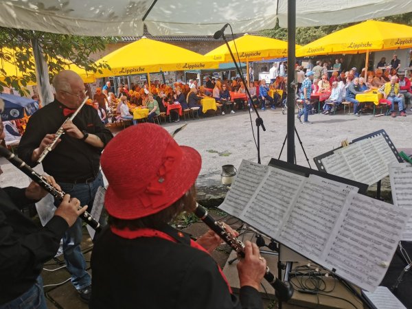 Der Wettergott war gnädig und die Tische voll besetzt: "Swing kulinarisch" zum zehnten Geburtstag von Lippe Music war ein voller Erfolg. - © Sylvia Frevert