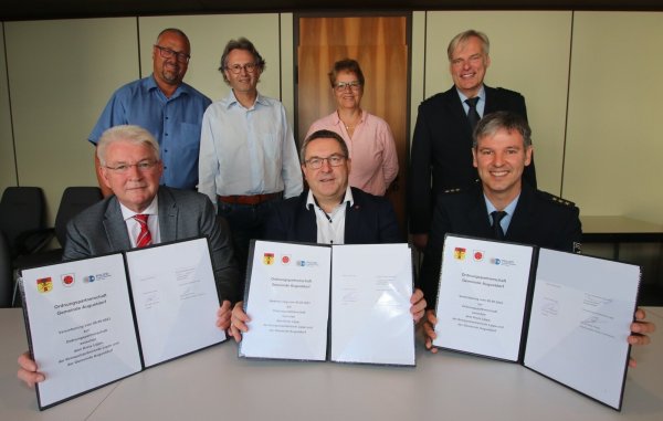 Landrat Dr. Axel Lehman (vorne, Mitte), Bürgermeister Thomas Katzer (vorne, links) und Polizeidirektor Christian Peters (vorne, rechts) freuen sich mit (hinten, von links) Maik Czarnecki, Armin Zimmermann (beide Gemeinde Augustdorf), Sabine Beine (Verwaltungsvorständin Kreis Lippe) und Dr. Matthias Wendtland (Wachleiter Detmold, Polizei Lippe) über die frisch geschlossene Ordnungspartnerschaft. - © Kreis Lippe