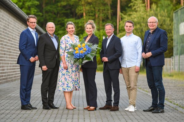 Verena Mertens (m.) mit den Mitgliedern der CDU im Kreis Paderborn um CDU-Generalsekretär Carsten Linnemann (l.), der als Förderer Mertens' gilt. - © Thorsten Schneider