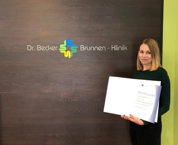 Corinna Schröder hat die Ausbildung zur Kauffrau im Gesundheitswesen als Bundesbeste abgeschlossen. - © Dr. Becker Brunnen-Klinik