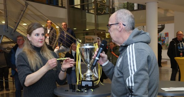 Alexandra Schmidt-Kabatas von der LZ mit Hartmut Tegeler, Vorsitzender des Detmolder Kreisfußball-Ausschusses. - © Paul Cohen