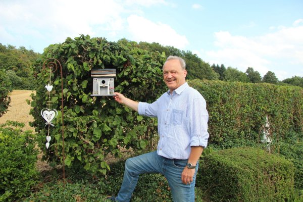 Martin Grohnert hält sich gerne im Garten auf. Hier fühlt er sich wohl und genießt den wunderschönen Blick auf Feld und Wald. - © Katrin Kantelberg