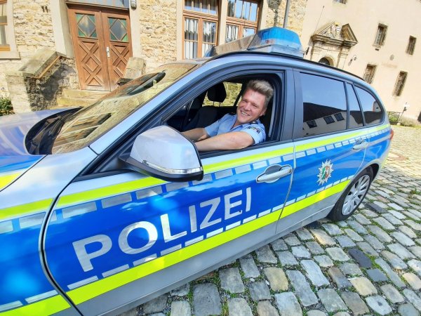 Polizeihauptkommissar Bernd Jacobsmeyer im Streifenwagen vor der Burg, wo er sein Büro hat. - © Michaela Weiße