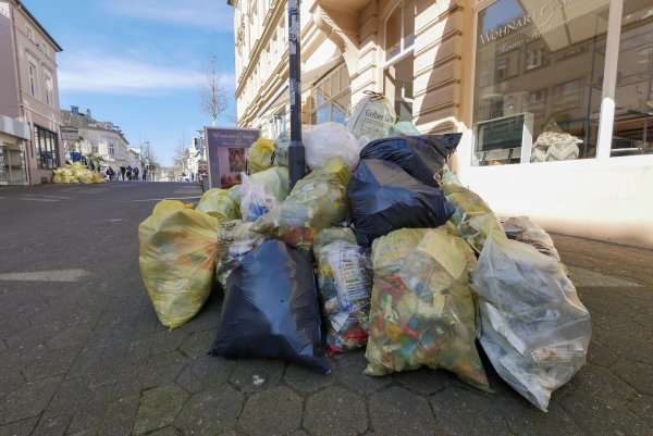 Der gelbe Müll bleibt mitunter bis zum frühen Nachmittag in der Fußgängerzone liegen. - © Jost Wolf