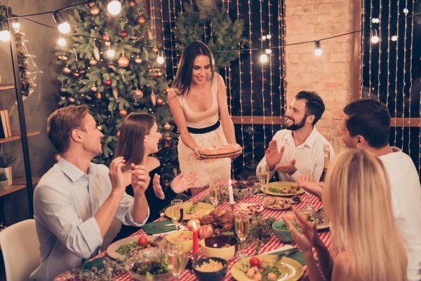 Im Kreise von Freunden und Familie schmeckt es gleich doppelt gut. - © deagreez – stock.adobe.com
