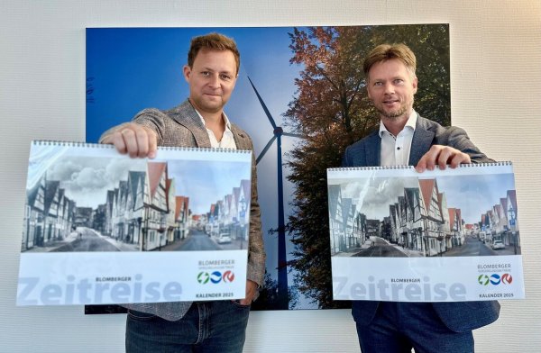 BVB-Geschäftsführer Dirk Middendorf (rechts) und Vertriebsleiter Stefan Schöbel präsentieren den ersten BVB-Heimatkalender. Er zeigt alte und neue Motive aus der Stadt. - © BVB