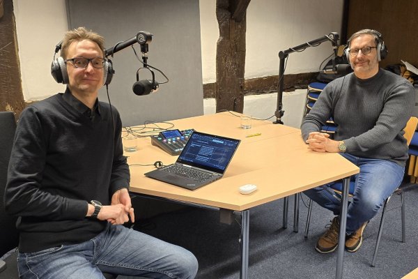 Mario Hildebrandt von der VHS (links) und Arnd Begemann von der
Polizei geben in dem neuen VHS-Podcast Tipps zum sicheren Surfen im Internet. - © Volkshochschule Detmold-Lemgo