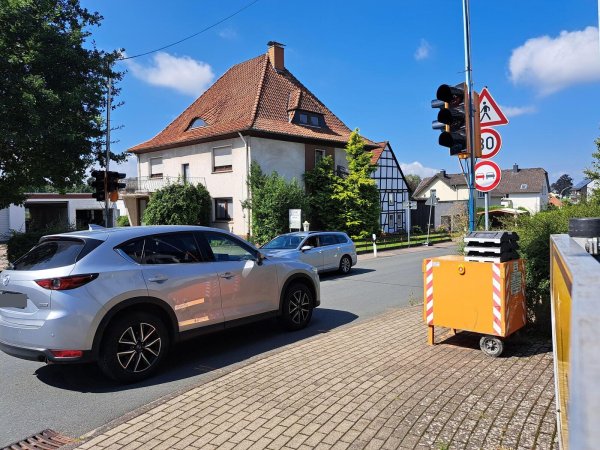 Der Weg durch Heiden wird, obwohl es keine offizielle Umleitung ist, derzeit von Vielen genutzt. Eine Fußgängerampel an der Ecke Haupt- und Heidensche Straße soll zumindest die Querung für diese erleichtern. - © Carolin Brokmann-Förster