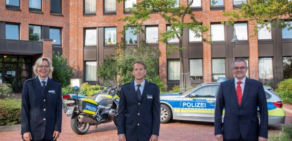 Polizeidirektorin Margit Picker, Polizeirat Peter Pauls und der allgemeine Vertreter des Landrats Rainer Grabbe. - © Polizei Lippe