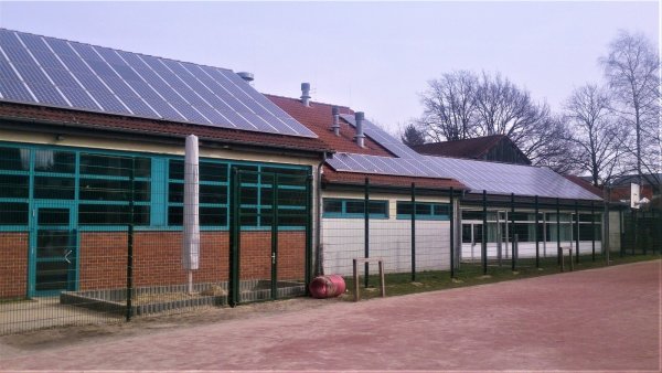 Auf den Dächern der Grundschule Asemissen sind bereits Photovoltaikanlagen installiert. - © BSG Leopoldshöhe