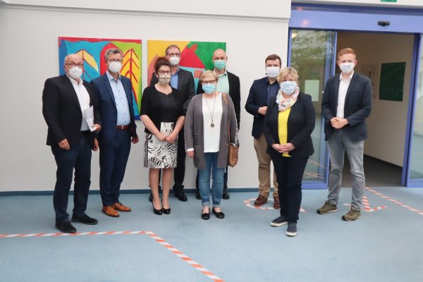 Im Foyer des MPTB: v.l. Walter Kern, Jens Gnisa, Barbara Milde, Thorsten Löll, Marianne Ulbrich, Pastor Dr. Bartolt Haase, Claudia Middendorf, Lars Brakhage, Yannick Wiemann. - © Stiftung Eben-Ezer