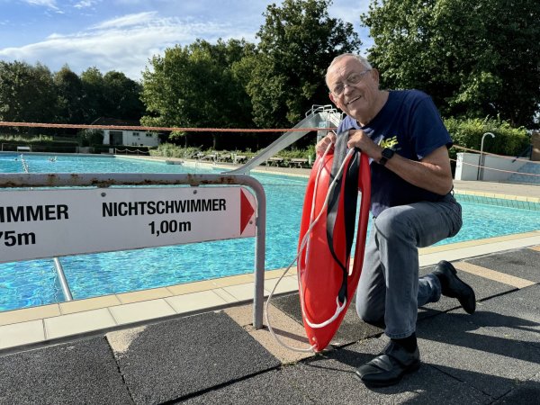 Fördervereinsvorsitzender Hasso-Rüdiger Tretow und seine Mitstreiter freuen sich über jedes Kind, das vom Nichtschwimmer zum Schwimmer wird. - © Sandra Castrup