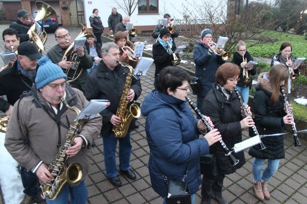 Gut bei Puste: Mitglieder der Blaskapelle Humfeld bei ihrem Silvesterständchen 2014 in der Dorfmitte. Archivfoto - © Reinhold Sölter