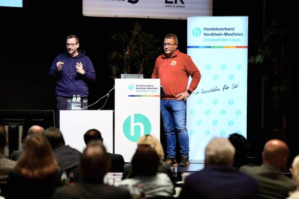 Martin Wolf (l.) und Joachim Malz berichten beim Handelsforum OWL über Recruiting. - © Peter Unger