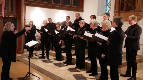 Ausdrucksstarke Interpretationen: Das Bielefelder Vokalensemble unter Leitung von Kreiskantorin Ruth M. Seiler bannt die Gäste in Bergkirchen. - © Thomas Krügler