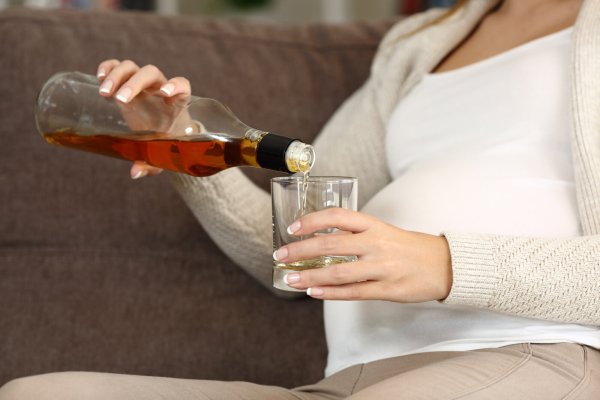 Alkohol während der Schwangerschaft schadet dem ungeborenen Kind, das sollte bekannt sein. Trotzdem kommen jedes Jahr in Deutschland etwa 3000 alkoholgeschädigte Babys zur Welt. - © stock.adobe.com