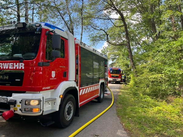 100 Quadratmeter Wiese stehen an der Hohen Asch in Flammen. Die Extertaler Feuerwehr löscht den Brand schnell. - © Löschzug Bösingfeld