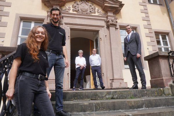 Zur Schlüsselübergabe im Schloss treffen sich (von links) Katharina Postert, Kai-Daniel Schmidt, Anja und Uwe Lesemann sowie Bürgermeister Jörg Bierwirth. - © Michaela Weiße