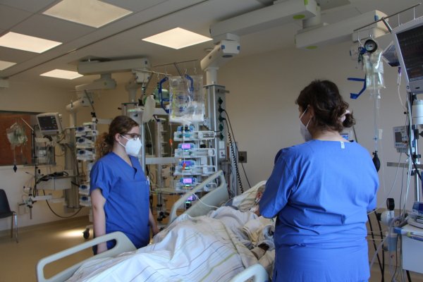 Auf den Intensivstationen des Klinikums herrscht Hochbetrieb – zu dieser Jahreszeit nichts ungewöhnlich. Dieser Patient, der von Selina Schäfer (links) und Zina Güngör gepflegt wird, hat kein Covid. Deren Zimmer können nur in Schutzkleidung betreten werden. - © Astrid Sewing