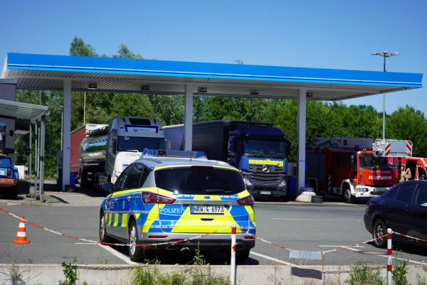 Einzelne Polizeiautos stehen derzeit auf den Raststätten auf der A2: Hier bei Porta Westfalica. - © Freitag TV