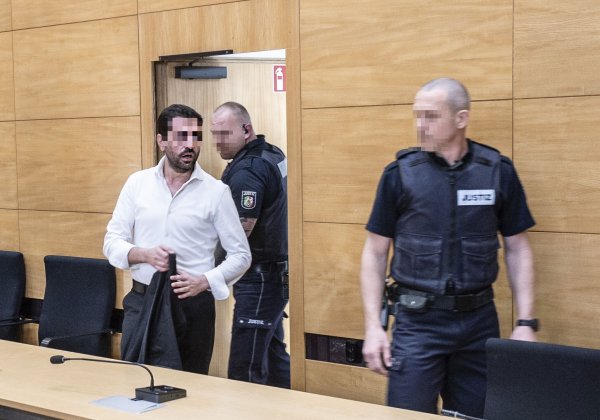 Der im Fall Nimani Angeklagte Hüseyin A. (l.) wird von Justizbeamten zur Anklagebank im Bielefelder Landgericht geführt. - © Jörg Dieckmann