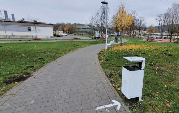 Was will uns der Künstler sagen? Siehe da, ein blitzsauberer weißer Mülleimer? - © Kurt Ehmke