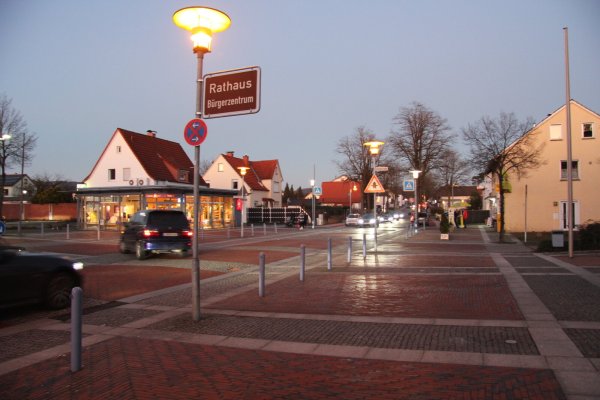 Der Rathausvorplatz in Augustdorf und der Straßenbereich davor kann im nächsten Jahr noch nicht umgestaltet werden. - © Cordula Gröne