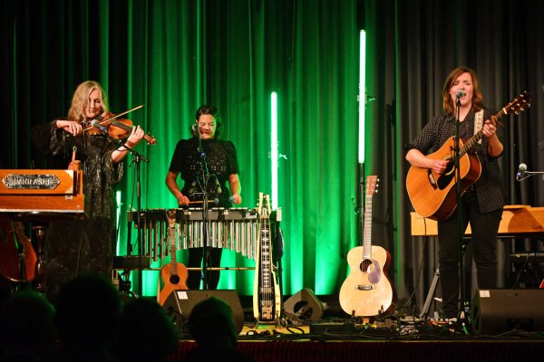 "The Joni Project", (von links) Anne de Wolff, Stefanie Hempel und Iris Romen, haben das komplette „Blue“-Album von Joni Mitchell sowie einige ihrer größten Hits präsentiert. - © Nicole Ellerbrake